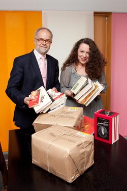 Heidi Knoblich und Bürgermeister Rudolf Rümmele mit den Bücherpaketen aus Salzburg für die Zeller Constanze-Mozart-Bibliothek.